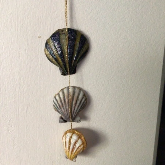 Handpainted shell wall hanging - Picture 4 of 8